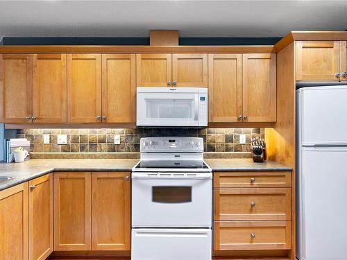 11-340 Young St, Parksville, BC - Indoor Photo Showing Kitchen With Double Sink