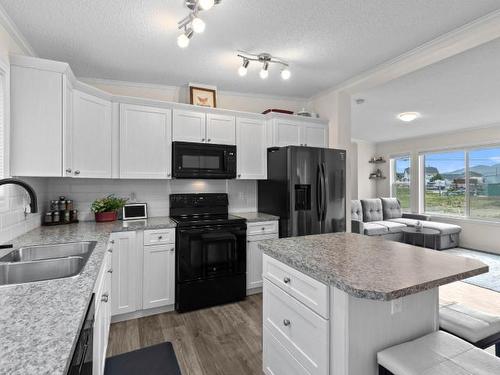 1-235 Aylmer Rd, Chase, BC - Indoor Photo Showing Kitchen With Double Sink