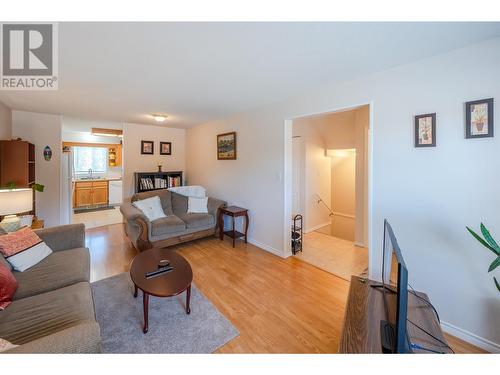 7915 Hespeler Road Unit# 103, Summerland, BC - Indoor Photo Showing Living Room