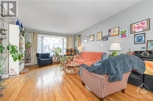 2421 Iris Street, Ottawa, ON - Indoor Photo Showing Living Room