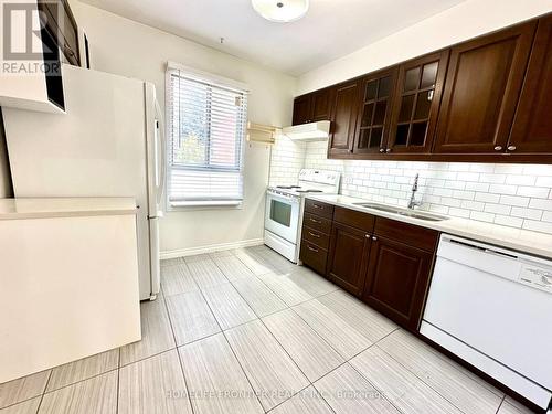#61 -3175 Kirwin Ave, Mississauga, ON - Indoor Photo Showing Kitchen