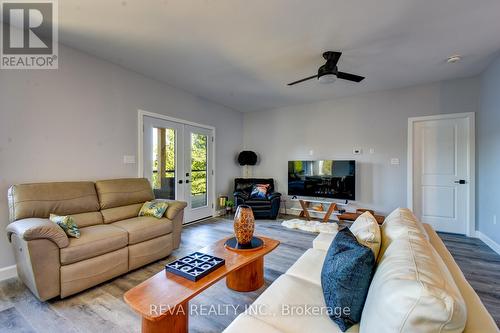480 Cameron Lake Rd, Brudenell, Lyndoch And Ragl, ON - Indoor Photo Showing Living Room