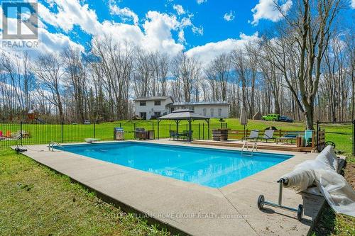 4098 Darkwood Rd, Puslinch, ON - Outdoor With In Ground Pool