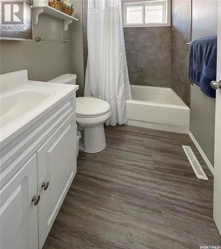 259 5Th Avenue Se, Swift Current, SK - Indoor Photo Showing Bathroom