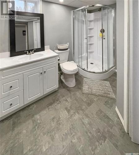 259 5Th Avenue Se, Swift Current, SK - Indoor Photo Showing Bathroom