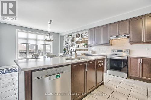 23 Prunella Cres, East Gwillimbury, ON - Indoor Photo Showing Kitchen With Double Sink