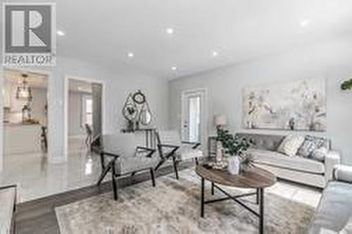 14224 Warden Avenue, Whitchurch-Stouffville, ON - Indoor Photo Showing Living Room
