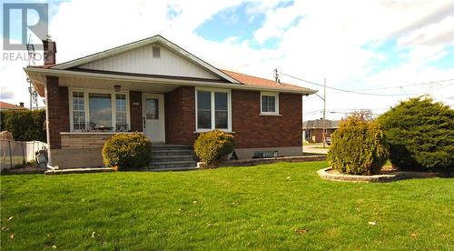 Beautiful curb appeal - 423 Fourteenth Street W, Cornwall, ON - Outdoor