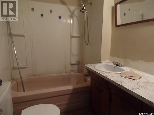 814 Athabasca Street E, Moose Jaw, SK - Indoor Photo Showing Bathroom