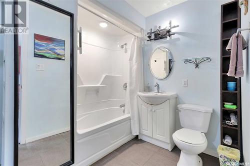 1051 Elliott Street, Regina, SK - Indoor Photo Showing Bathroom