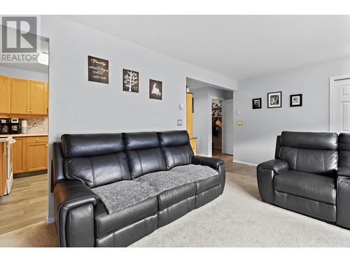 106-380 Shepherd Rd, Chase, BC - Indoor Photo Showing Living Room