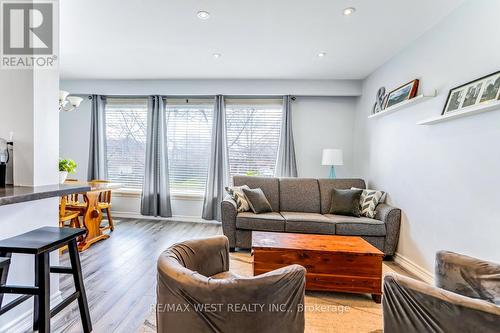3 Sanctbury Pl, Toronto, ON - Indoor Photo Showing Living Room