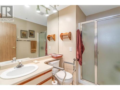1045 Sutherland Avenue Unit# 164, Kelowna, BC - Indoor Photo Showing Bathroom