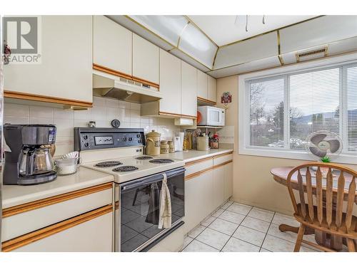 1045 Sutherland Avenue Unit# 164, Kelowna, BC - Indoor Photo Showing Kitchen