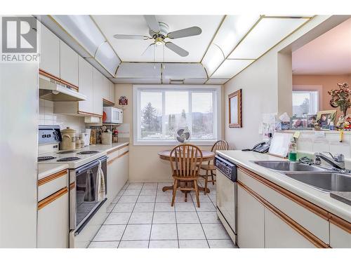1045 Sutherland Avenue Unit# 164, Kelowna, BC - Indoor Photo Showing Kitchen With Double Sink