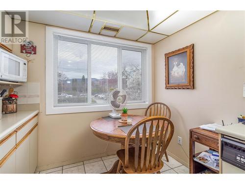 1045 Sutherland Avenue Unit# 164, Kelowna, BC - Indoor Photo Showing Dining Room