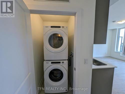 #625 -3220 William Coltson Ave, Oakville, ON - Indoor Photo Showing Laundry Room