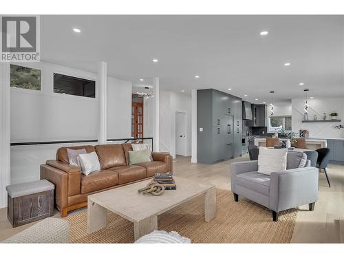 2396 Dubbin Road, Kelowna, BC - Indoor Photo Showing Living Room