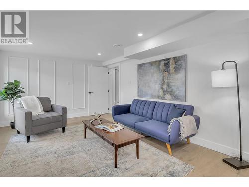 2396 Dubbin Road, Kelowna, BC - Indoor Photo Showing Living Room