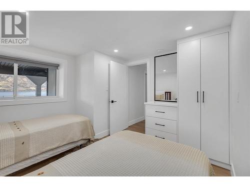 2396 Dubbin Road, Kelowna, BC - Indoor Photo Showing Bedroom