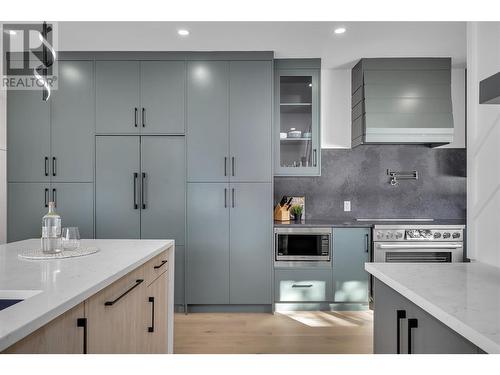 2396 Dubbin Road, Kelowna, BC - Indoor Photo Showing Kitchen With Upgraded Kitchen
