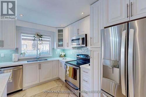 14 Clyde Rd, Brampton, ON - Indoor Photo Showing Kitchen With Double Sink With Upgraded Kitchen