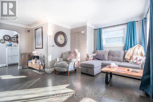 74 Pinelands Avenue, Hamilton, ON - Indoor Photo Showing Living Room