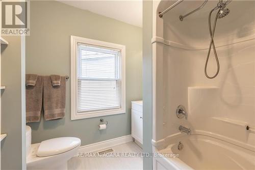 113 Chetwood St, St. Catharines, ON - Indoor Photo Showing Bathroom
