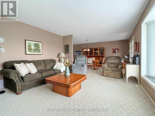 953 Airport Parkway, Belleville, ON - Indoor Photo Showing Living Room