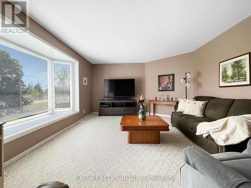 953 Airport Pkwy, Belleville, ON - Indoor Photo Showing Living Room