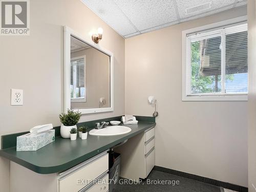 953 Airport Parkway, Belleville, ON - Indoor Photo Showing Bathroom