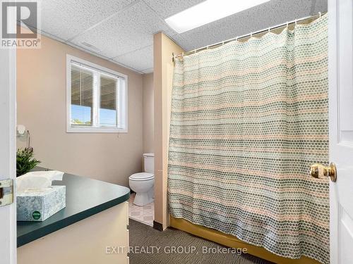 953 Airport Pkwy, Belleville, ON - Indoor Photo Showing Bathroom