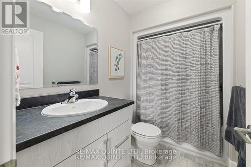 27 Dewal Place, Belleville, ON - Indoor Photo Showing Bathroom