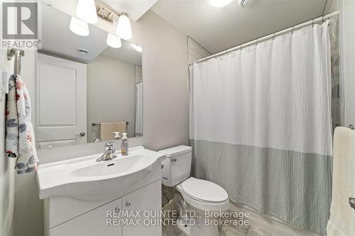 27 Dewal Pl, Belleville, ON - Indoor Photo Showing Bathroom