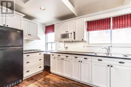 978 Bonnieview Ave, Burlington, ON - Indoor Photo Showing Kitchen With Double Sink