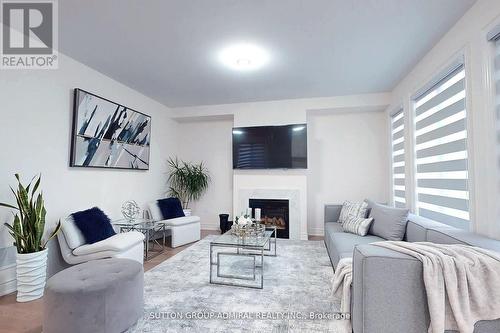 40 Meadow Vista Cres, East Gwillimbury, ON - Indoor Photo Showing Living Room With Fireplace