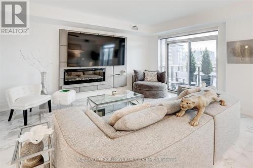 202 - 3 Southvale Drive, Toronto (Leaside), ON - Indoor Photo Showing Living Room