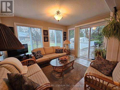 79 Pennsylvania Ave, Wasaga Beach, ON - Indoor Photo Showing Living Room