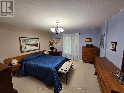 79 Pennsylvania Ave, Wasaga Beach, ON - Indoor Photo Showing Bedroom