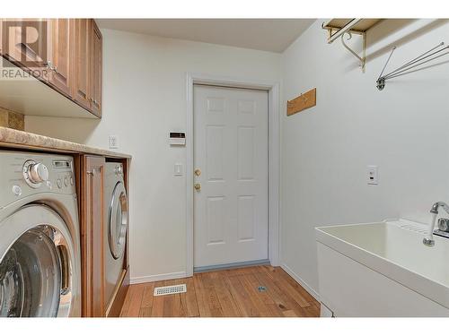 609 Truswell Road Unit# 117, Kelowna, BC - Indoor Photo Showing Laundry Room