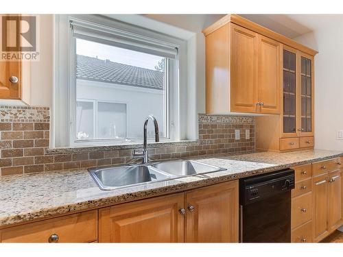 609 Truswell Road Unit# 117, Kelowna, BC - Indoor Photo Showing Kitchen With Double Sink