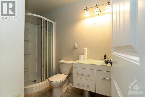 Main Level Bath - 4239 Fallowfield Road, Ottawa, ON - Indoor Photo Showing Bathroom