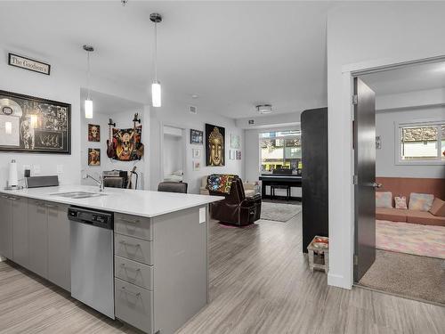 206-2250 Majoros Road, West Kelowna, BC - Indoor Photo Showing Kitchen With Upgraded Kitchen