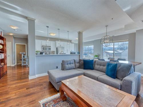 111-1007 Harvey Avenue, Kelowna, BC - Indoor Photo Showing Living Room