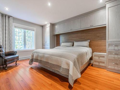 Master bedroom - 201-145 Rue Du Ruisseau-Clair, Mont-Tremblant, QC - Indoor Photo Showing Bedroom