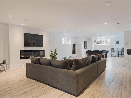 Salle familiale - 45 Rue Mayfair, Hudson, QC - Indoor Photo Showing Living Room With Fireplace