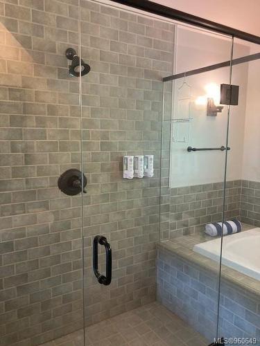 40-315 Robinson Rd, Salt Spring, BC - Indoor Photo Showing Bathroom