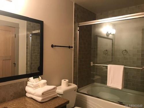40-315 Robinson Rd, Salt Spring, BC - Indoor Photo Showing Bathroom