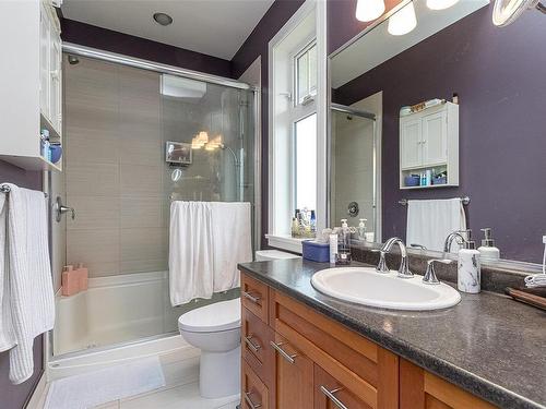 164 White Pine Rd, View Royal, BC - Indoor Photo Showing Bathroom