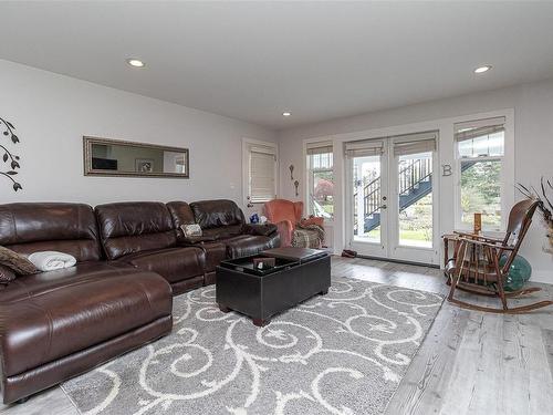 164 White Pine Rd, View Royal, BC - Indoor Photo Showing Living Room